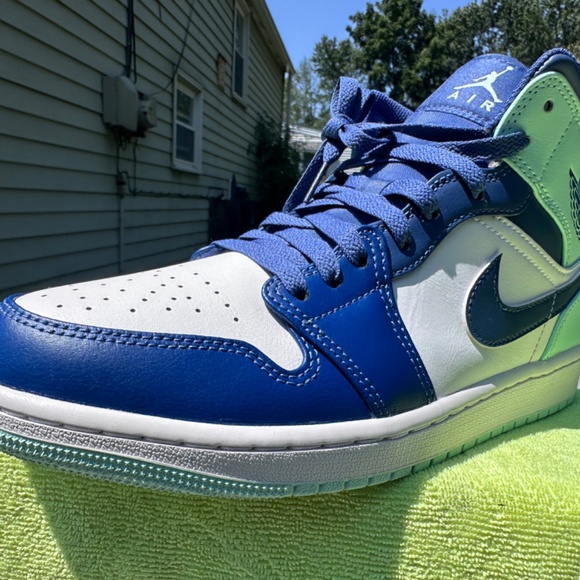 Size 9.5 - Nike Air Jordan 1 Mid Mystic Mens Navy Mint White Sneaker 554724-413 - Picture 11 of 16